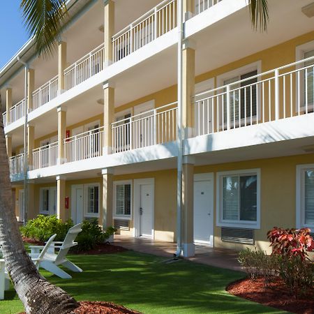 Sunshine Suites Resort West Bay Екстер'єр фото
