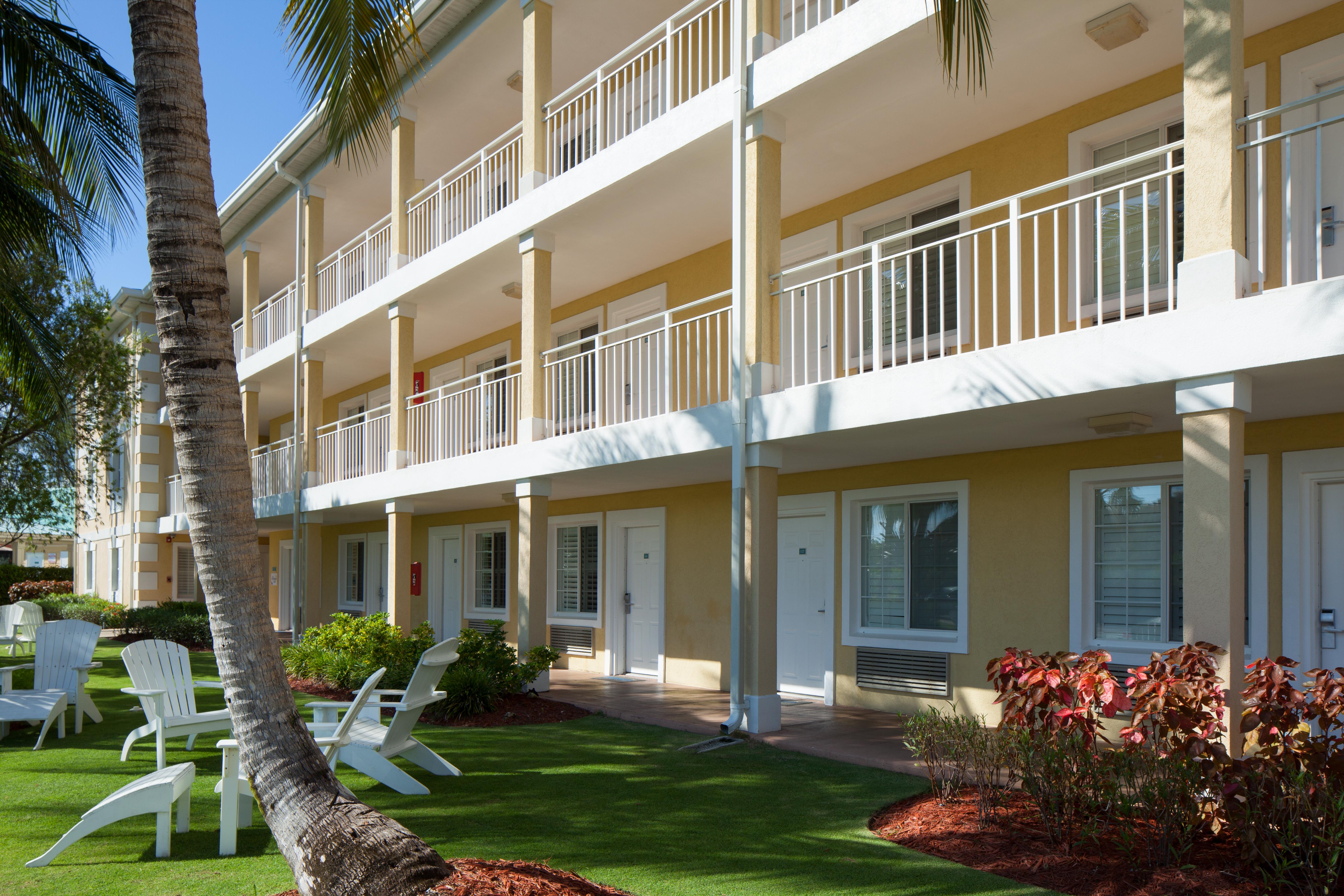 Sunshine Suites Resort West Bay Екстер'єр фото