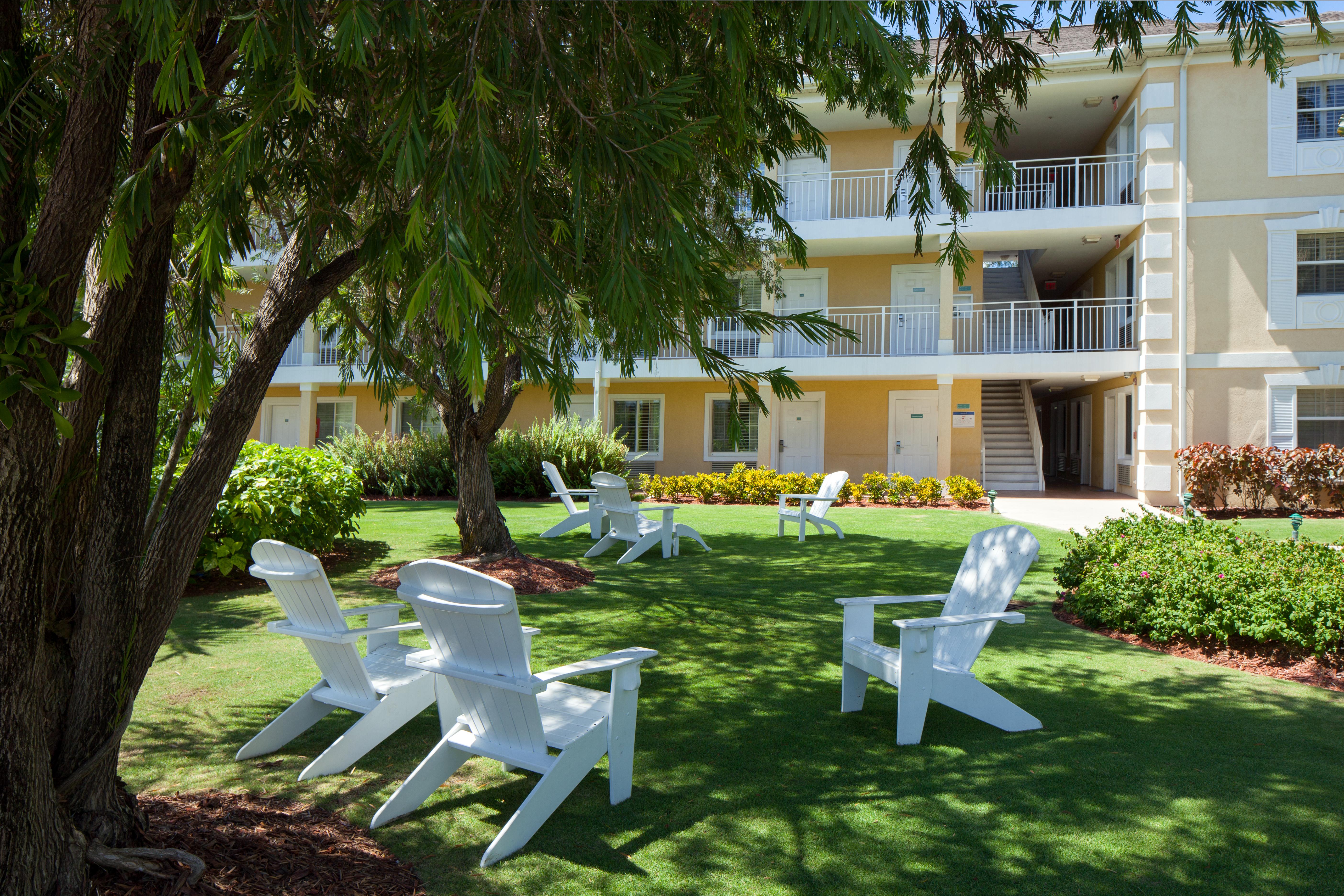 Sunshine Suites Resort West Bay Екстер'єр фото