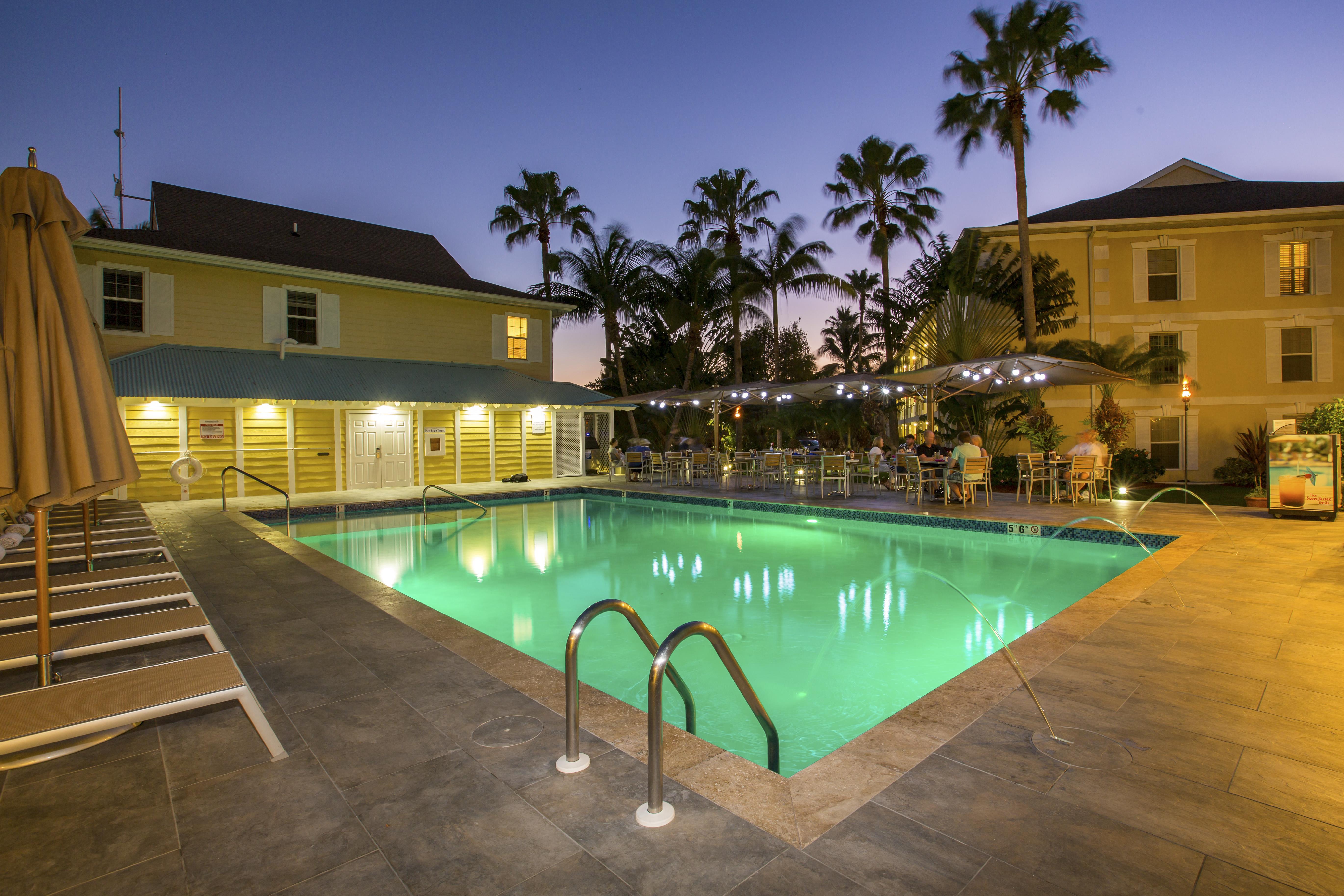 Sunshine Suites Resort West Bay Екстер'єр фото
