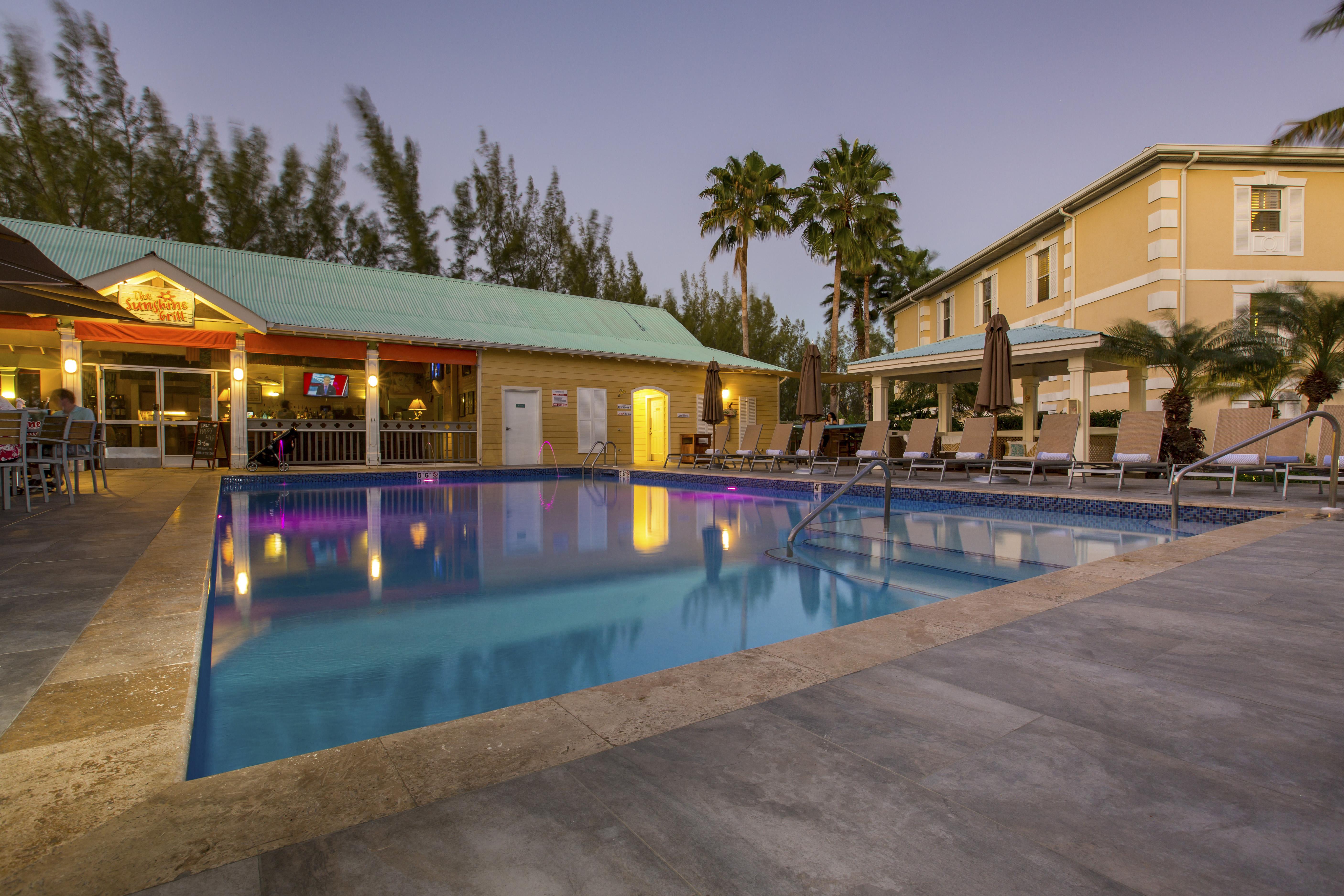 Sunshine Suites Resort West Bay Екстер'єр фото
