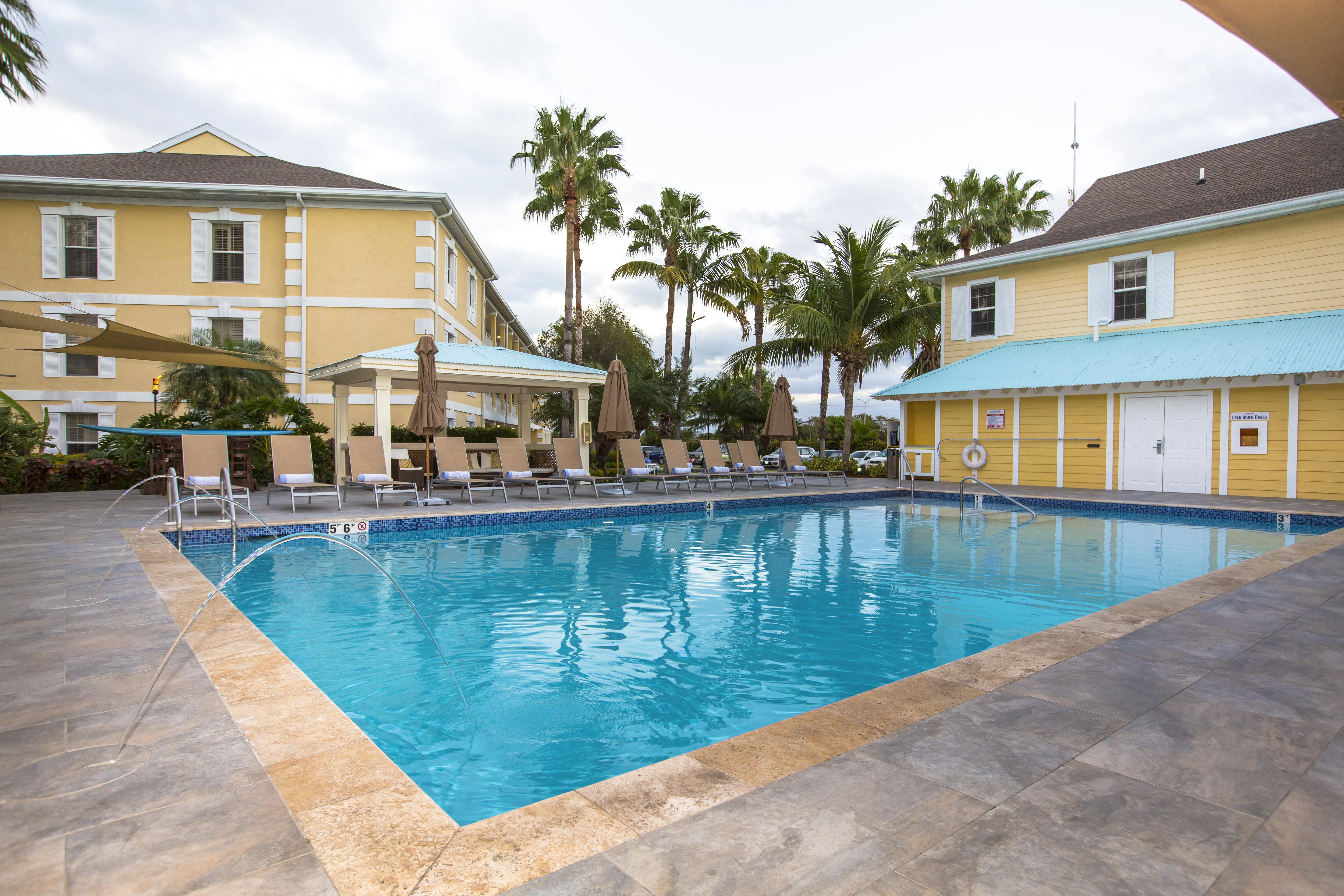 Sunshine Suites Resort West Bay Екстер'єр фото
