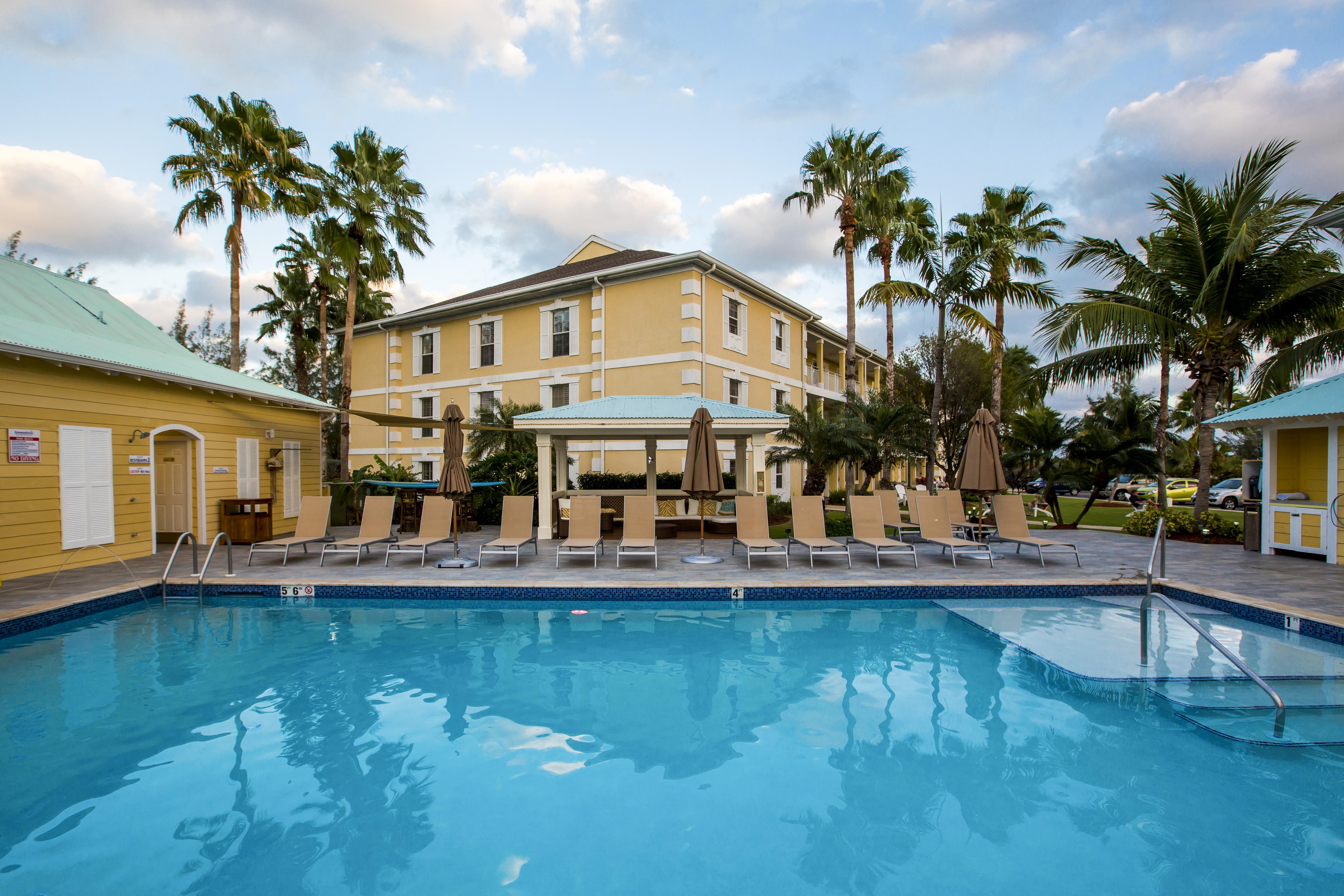 Sunshine Suites Resort West Bay Екстер'єр фото