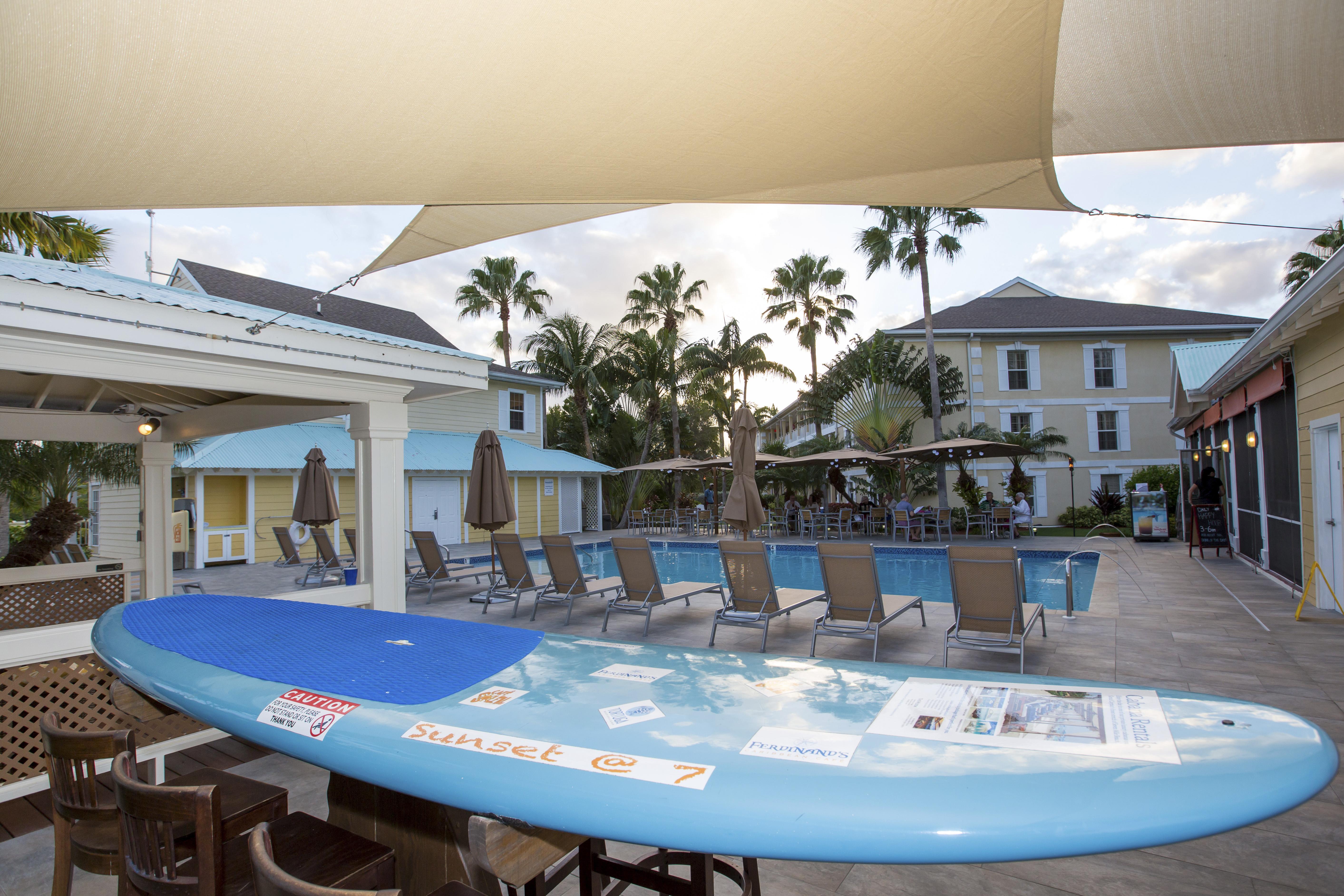 Sunshine Suites Resort West Bay Екстер'єр фото