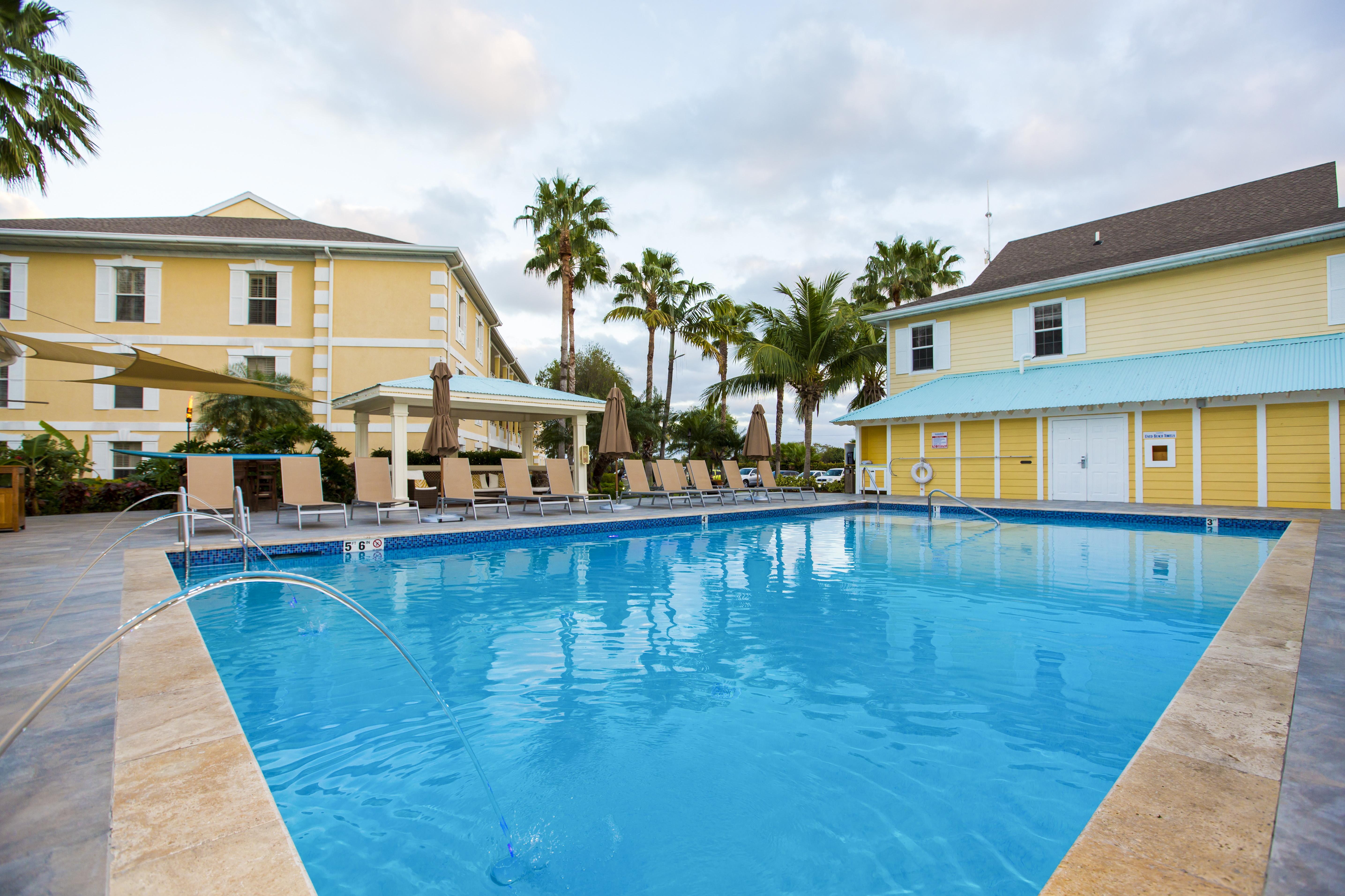 Sunshine Suites Resort West Bay Екстер'єр фото