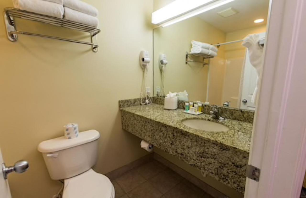 Sunshine Suites Resort West Bay Екстер'єр фото