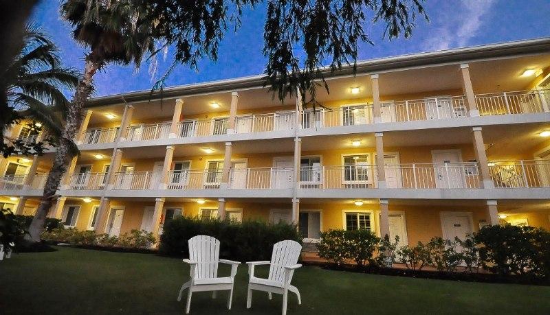 Sunshine Suites Resort West Bay Екстер'єр фото
