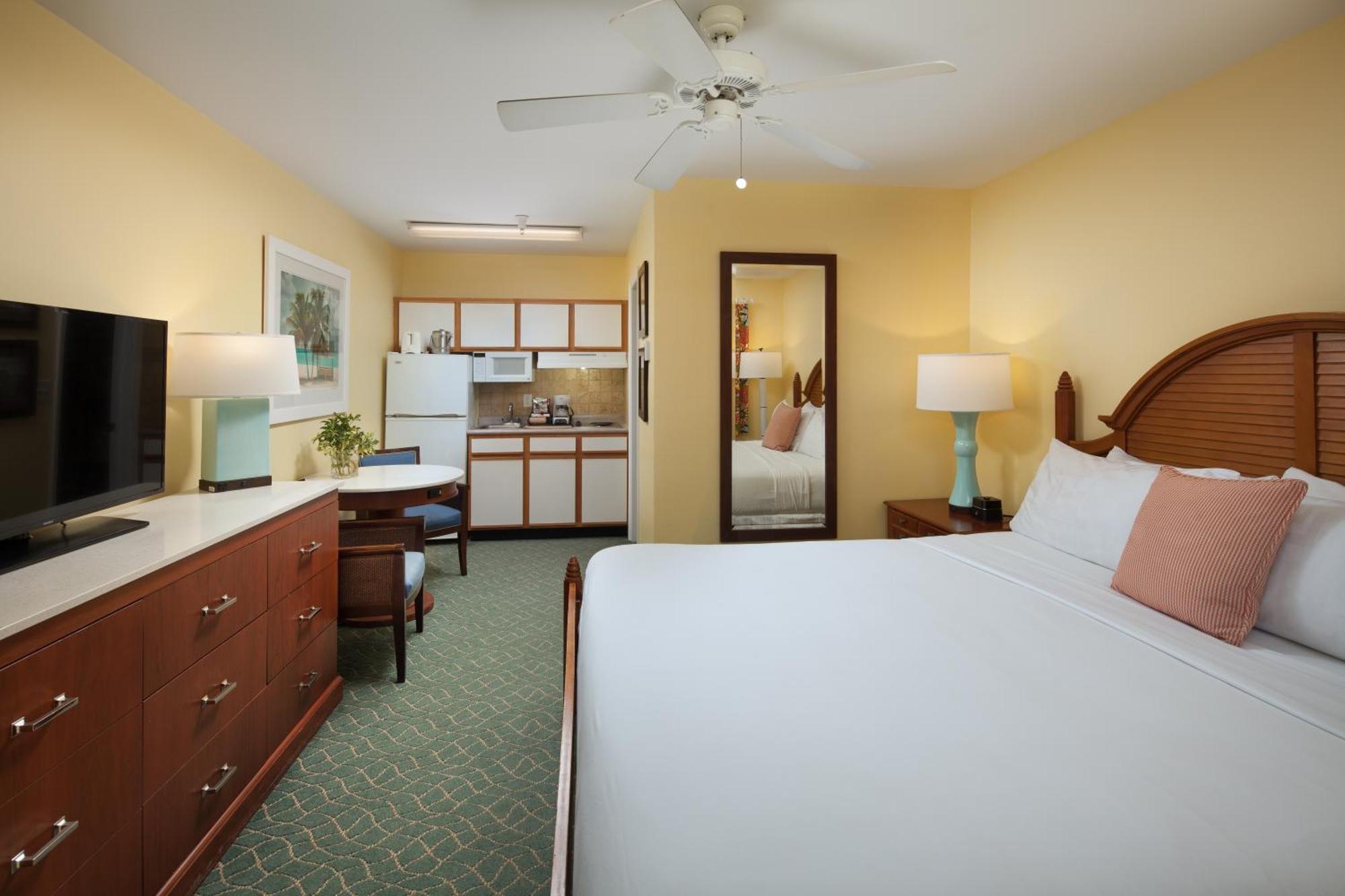 Sunshine Suites Resort West Bay Екстер'єр фото