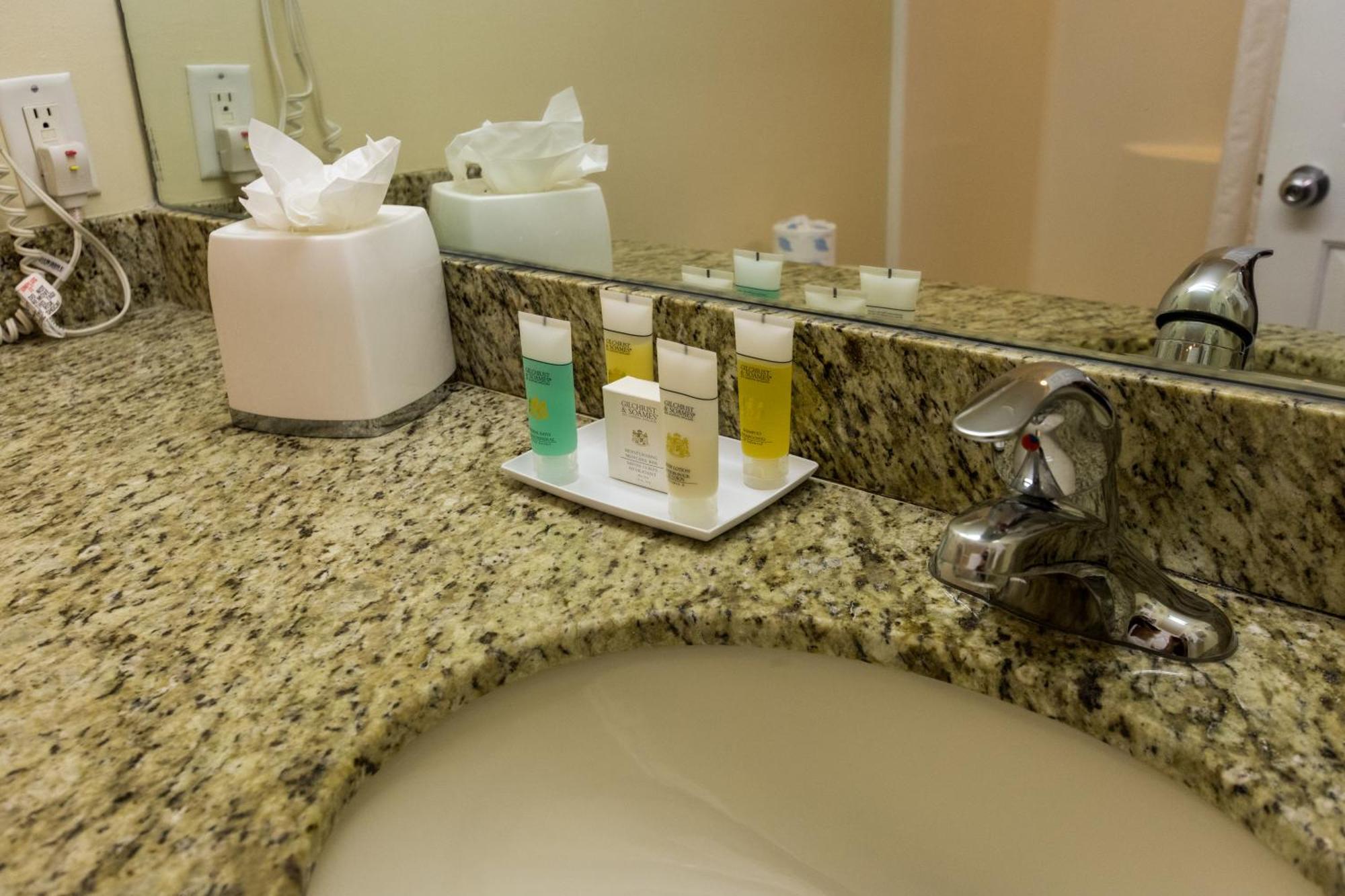 Sunshine Suites Resort West Bay Екстер'єр фото