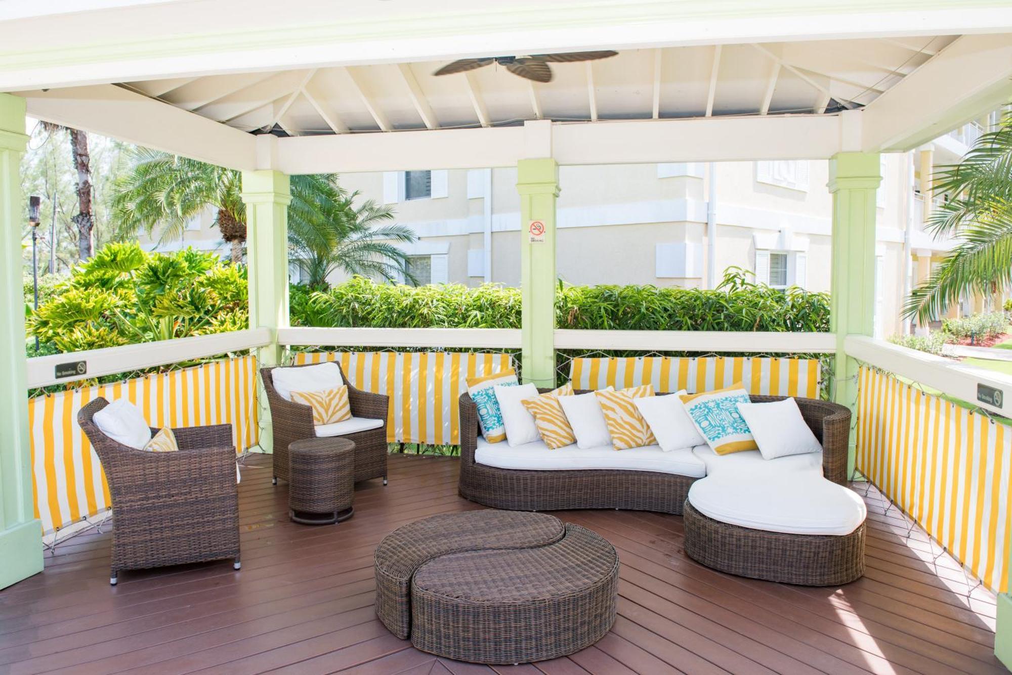 Sunshine Suites Resort West Bay Екстер'єр фото