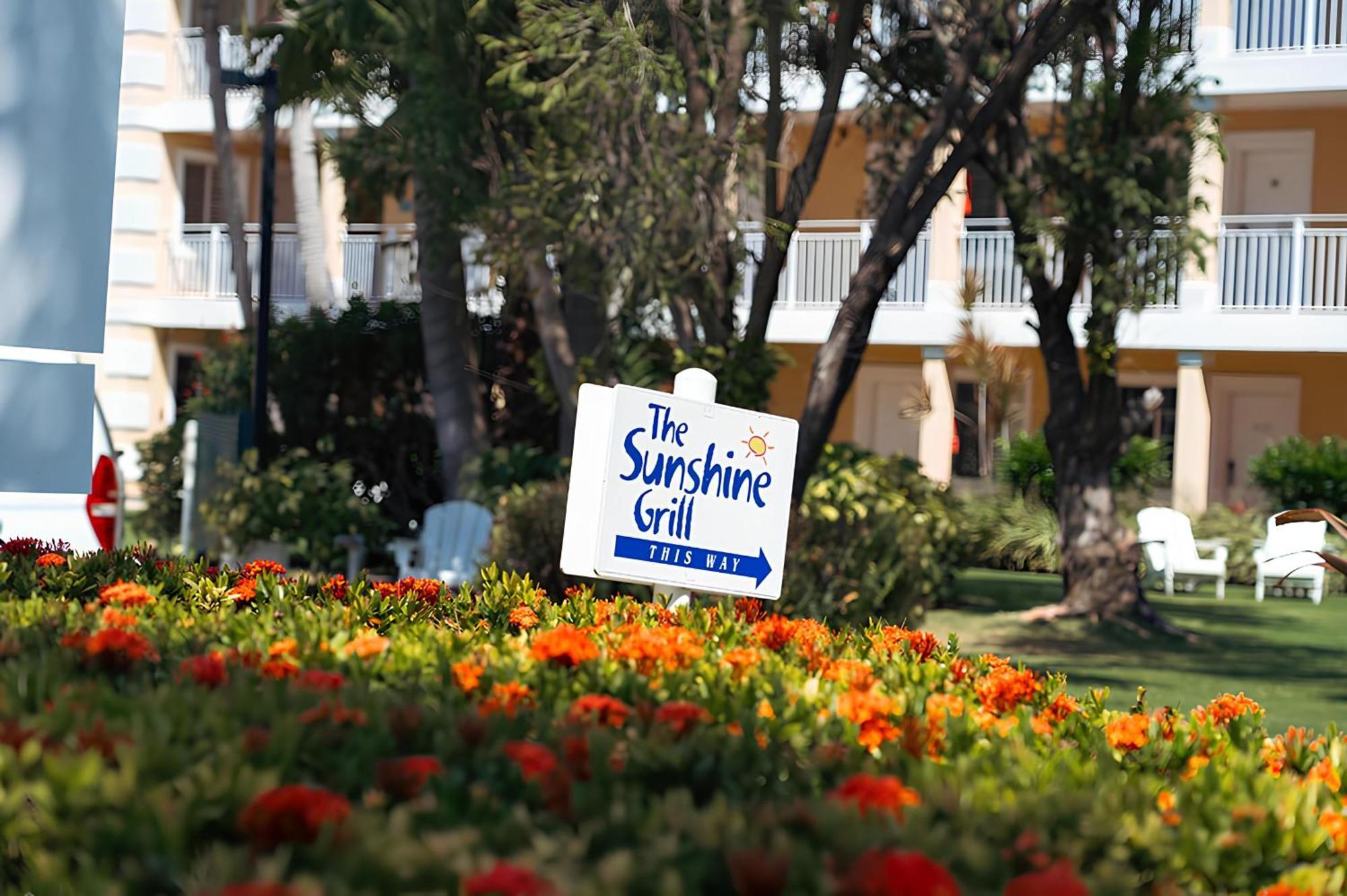 Sunshine Suites Resort West Bay Екстер'єр фото