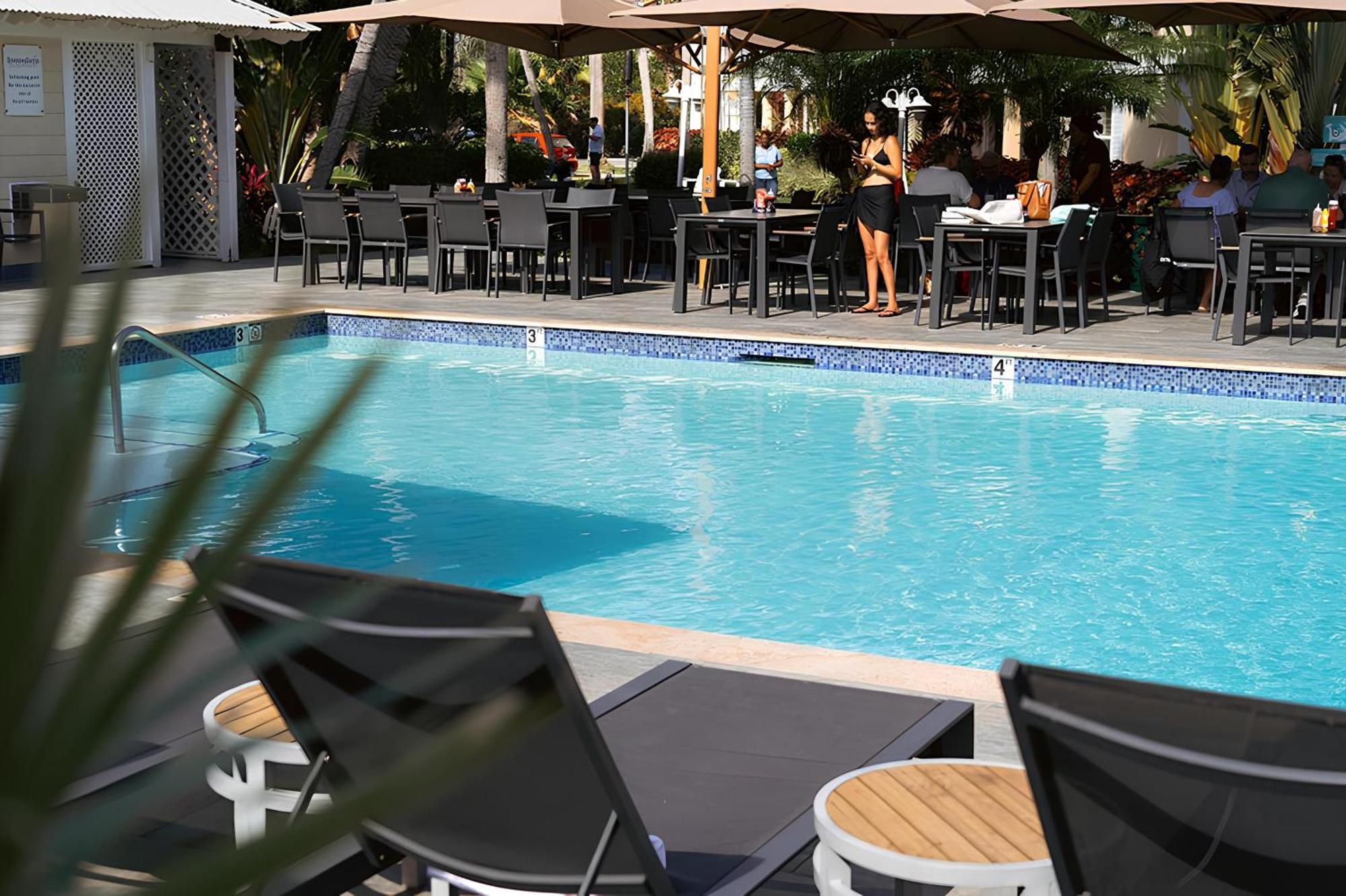 Sunshine Suites Resort West Bay Екстер'єр фото