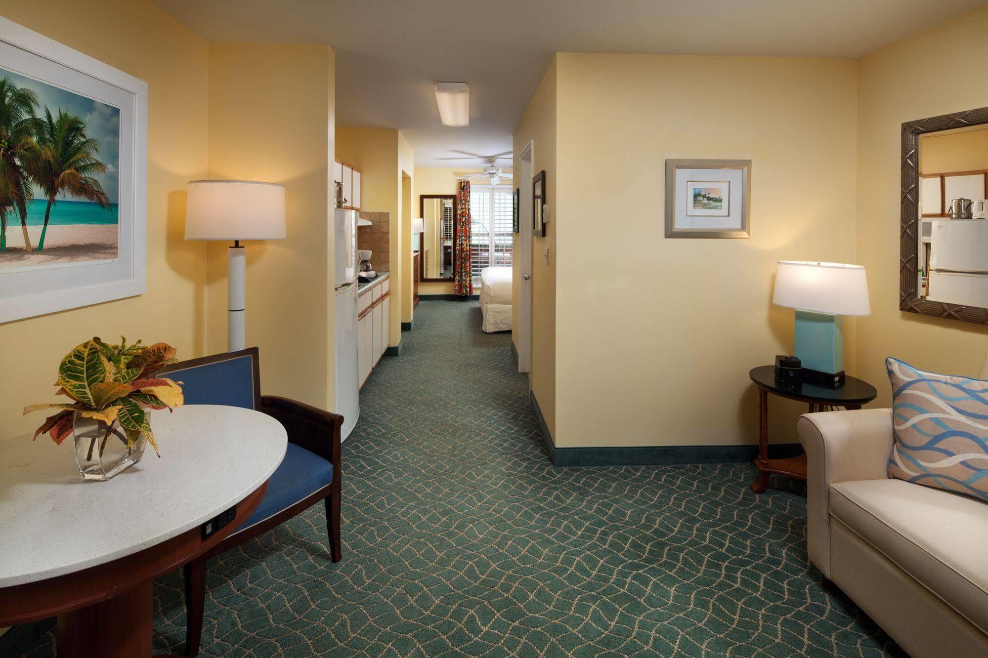 Sunshine Suites Resort West Bay Екстер'єр фото